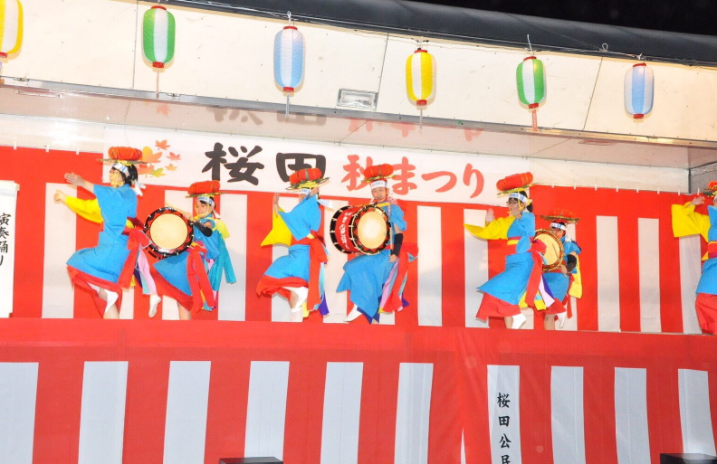 紫波町内の桜田地区祭りでさんさ踊り